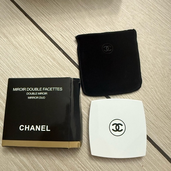 Brand new CHANEL Gwp mirror  in White - Picture 1 of 4